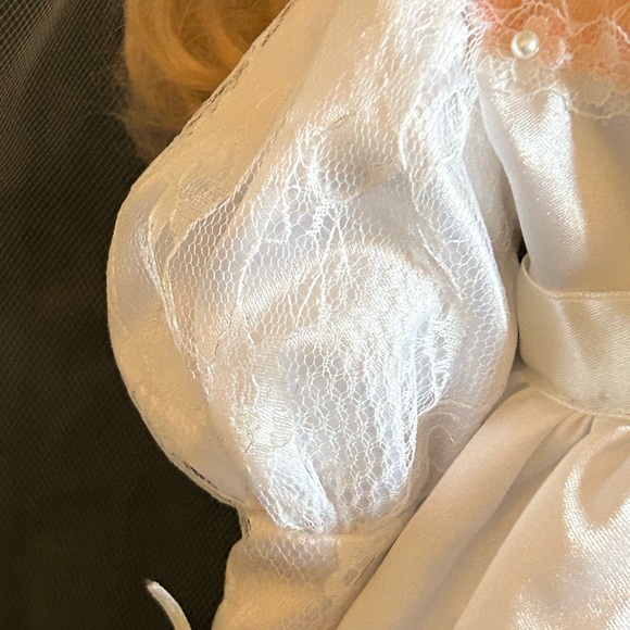 👀 HUGE SALE! VINTAGE PORCELAIN BRIDE DOLL WITH STAND VEIL, BOUQUET/TIE SHOES - Picture 7 of 11